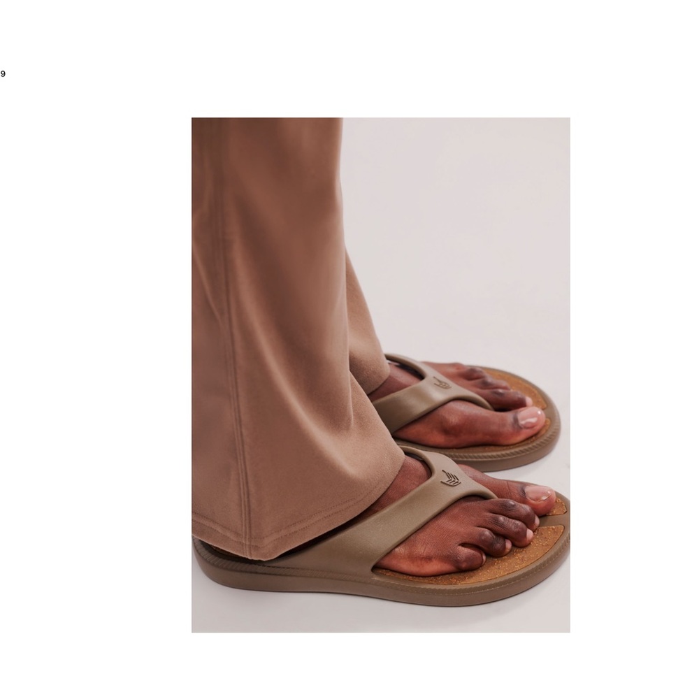 NWT CARIUMA IBITU FLIP FLOPS